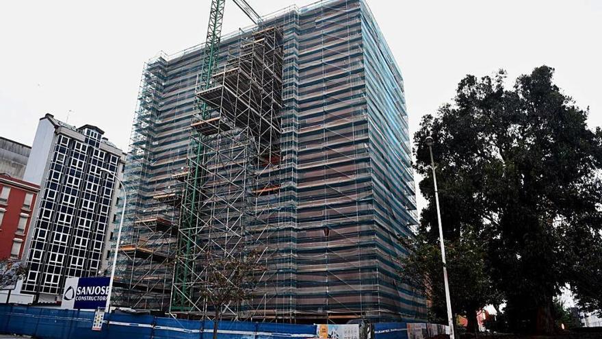 Uno de los grandes edificios en obras de A Coruña, en la avenida de Oza.