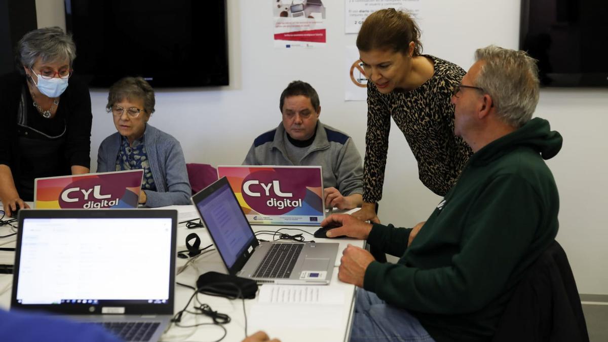 Visita de Clara San Damián al centro CyL Digital de Zamora