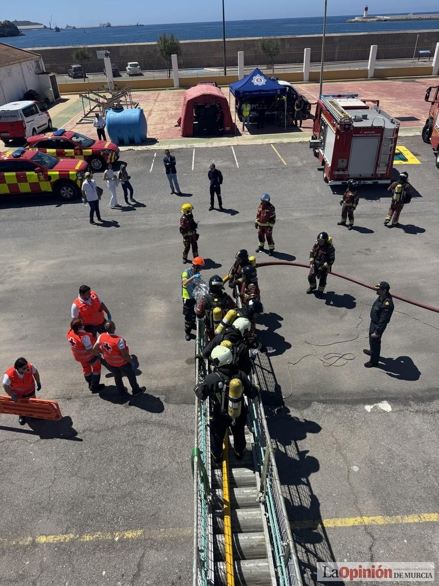 Espectaculares imágenes del simulacro de accidente de la Armada en el Puerto de Cartagena