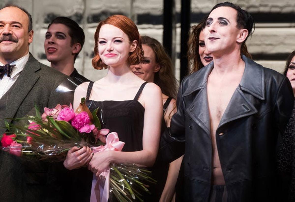 Emma Stone arropada por sus compañeros de 'Cabaret'