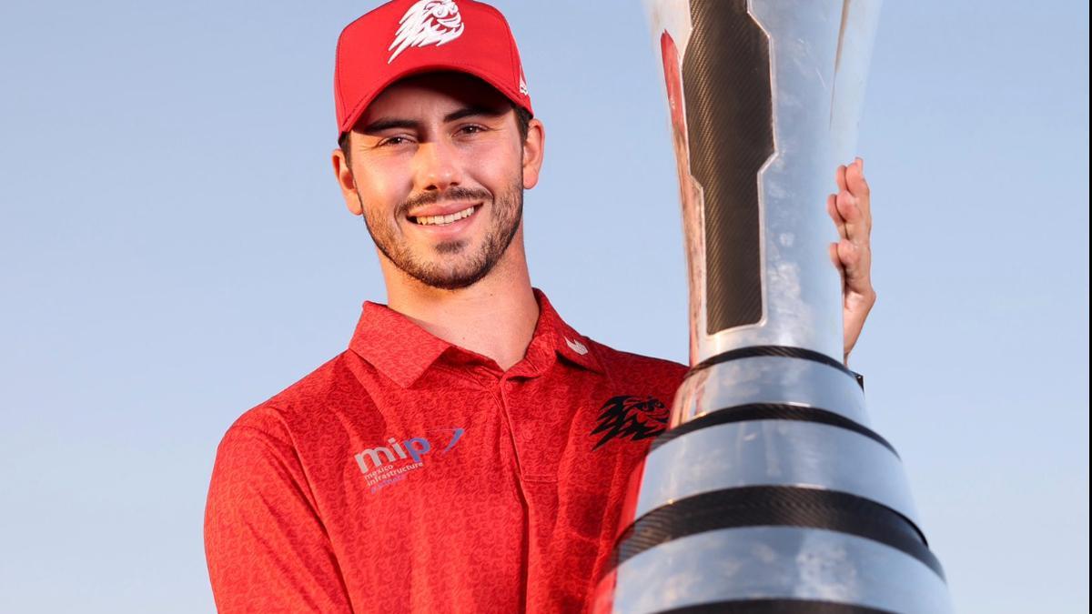 Josele Ballester, con su primer trofeo profesional