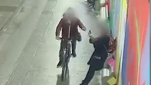 Així robava mòbils d’una estrebada amb bicicleta a Cornellà de Llobregat