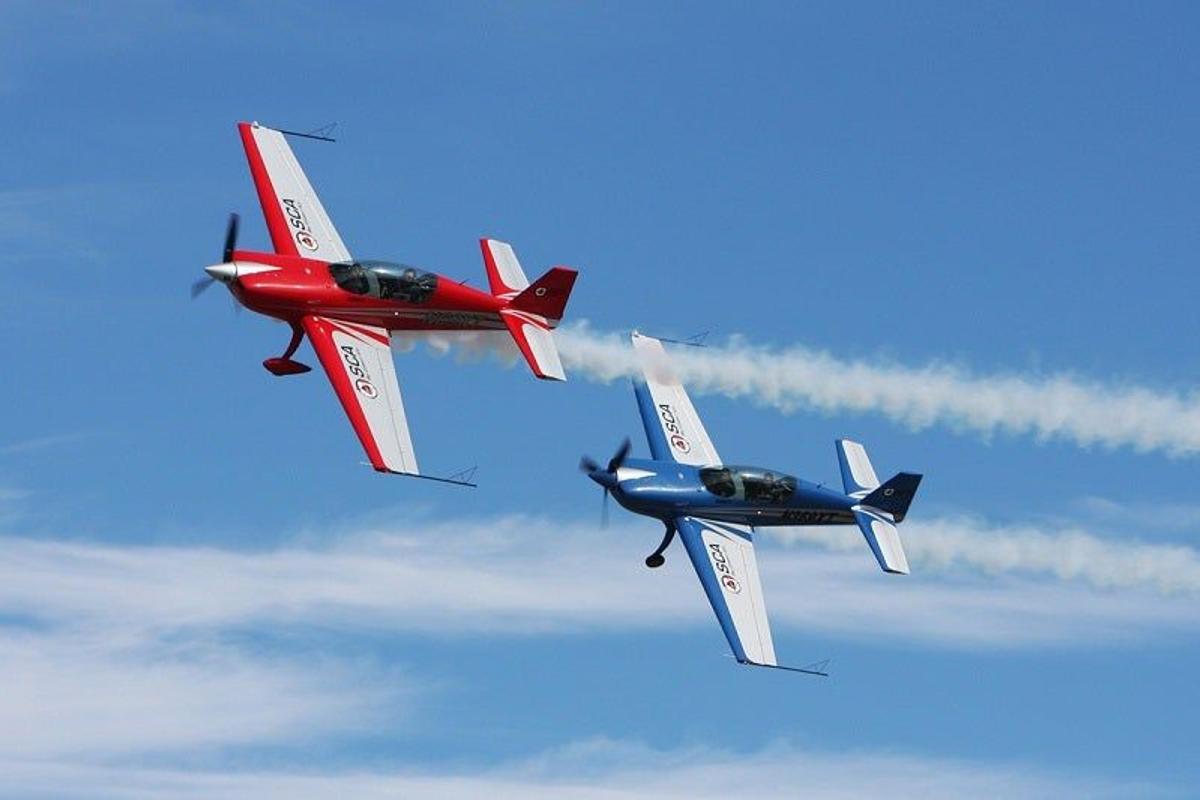 Combate aéreo en avión acrobático