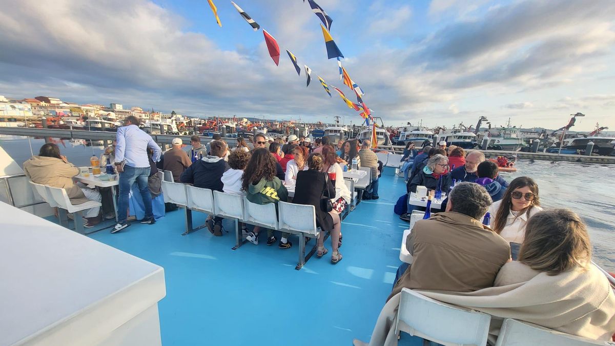 Participantes en la peregrinación marítimo-fluvial.
