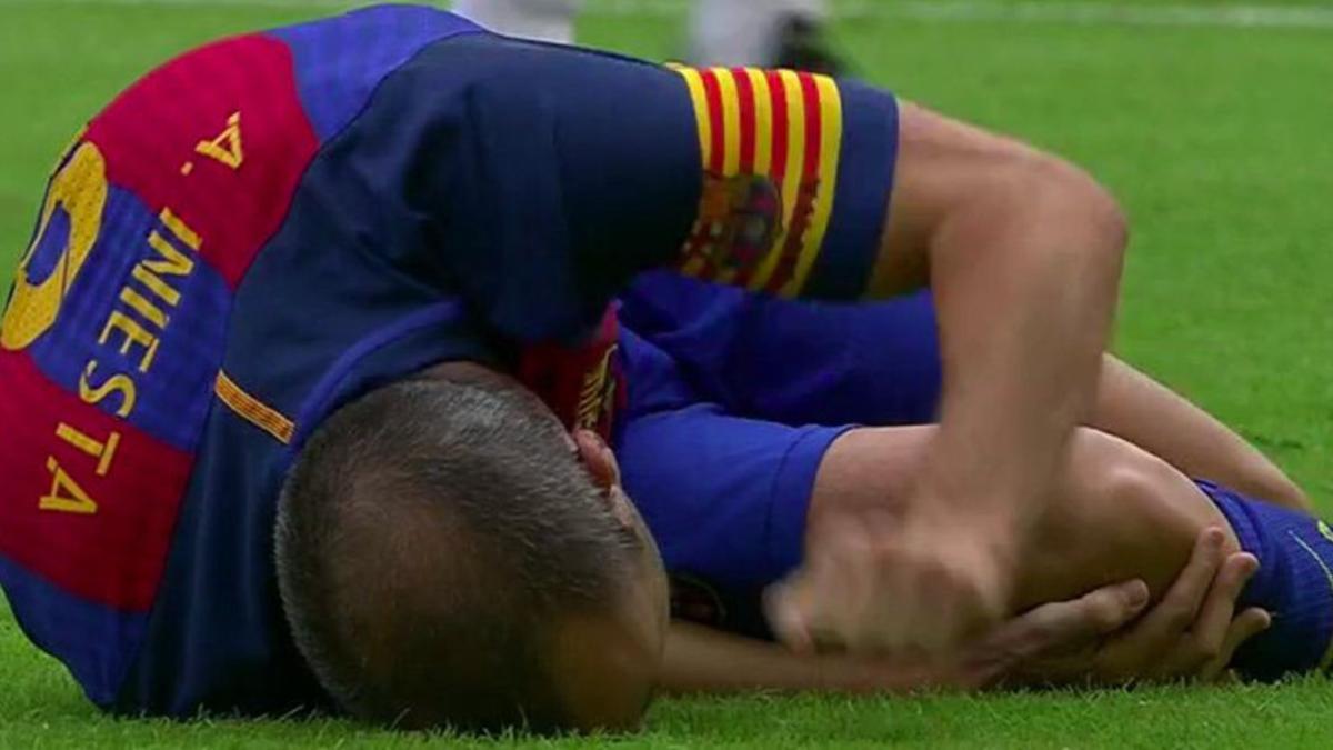 Andrés Iniesta abandonó el campo llorando