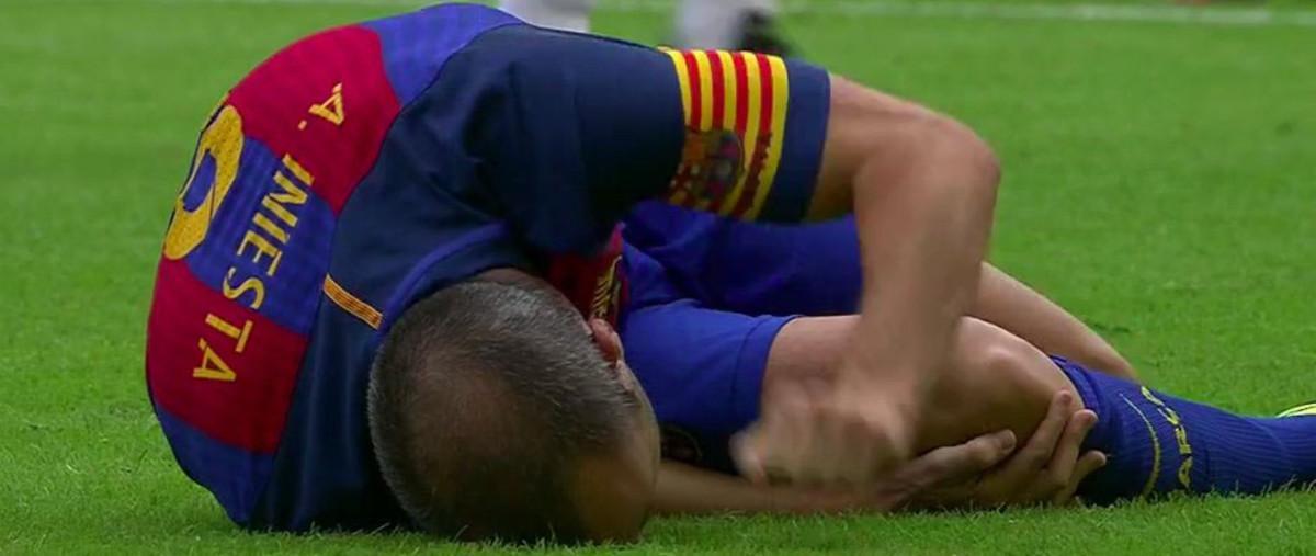 Andrés Iniesta abandonó el campo llorando
