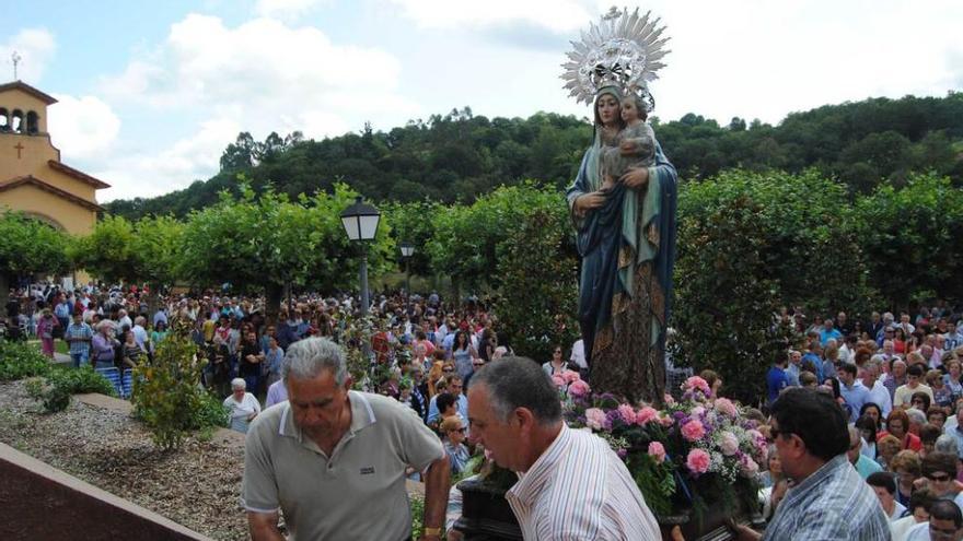 La Virgen de la Salud es llevada en andas en Lugones.