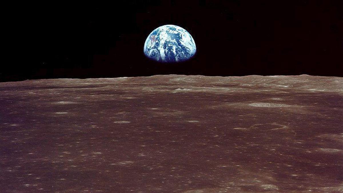 La Tierra sobre la Luna, vista desde el Apolo 11 el 20 de julio de 1969.