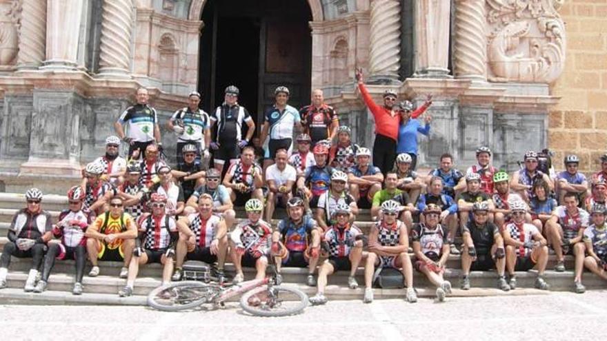 Medio centenar de ciclistas de Orihuela llegan a Caravaca