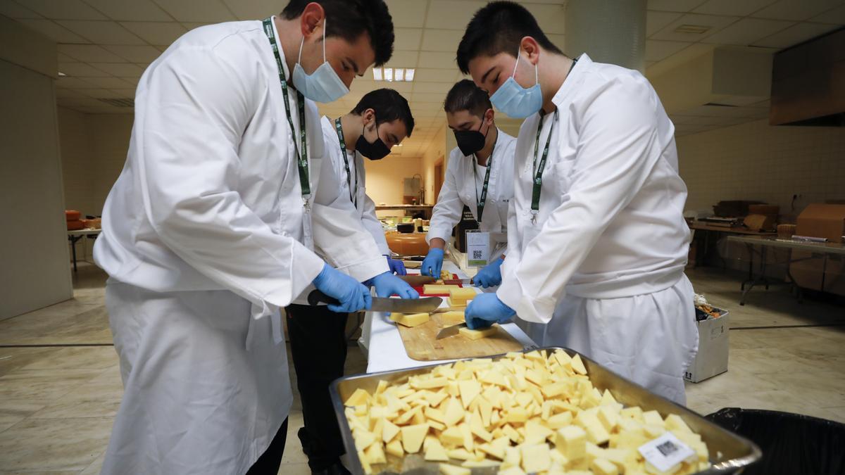 Los alumnos de la escuela de hostelería de Pravia cortando queso en Oviedo