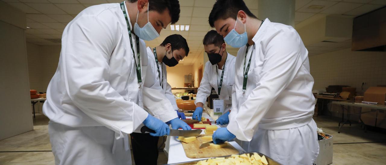 El arte de cortar el queso se aprende en Oviedo