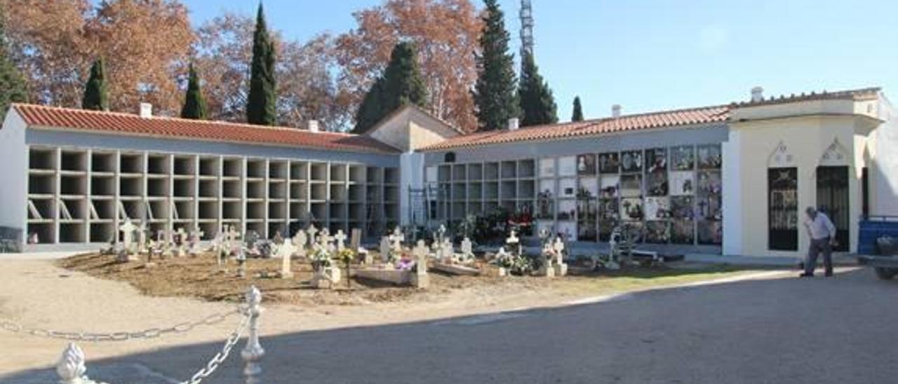 Xàtiva construye de urgencia 250 nichos para aliviar el colapso en el cementerio