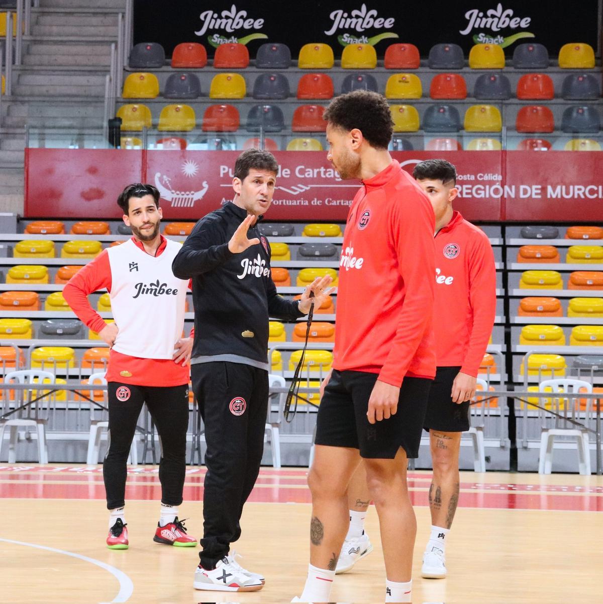 Duda, entrenador del Jimbee Cartagena, dando instrucciones en un entrenamiento.