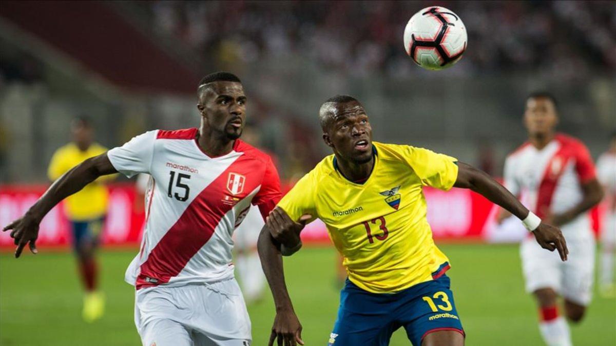 xortunochristian ramos  l  of peru vies for the ball with190609182812