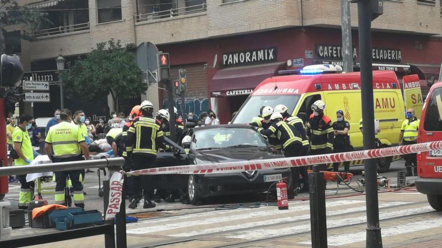 Dos mujeres quedan atrapadas al chocar su coche con el tranvía en València