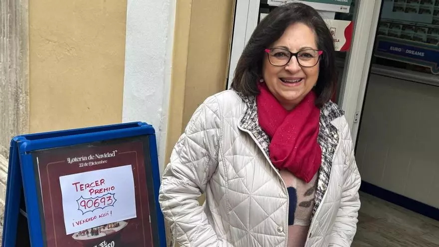 El 90.693, con 50.000 euros al décimo, inunda de fiesta Montilla: "Nuestra alegría es dárselo a los clientes"
