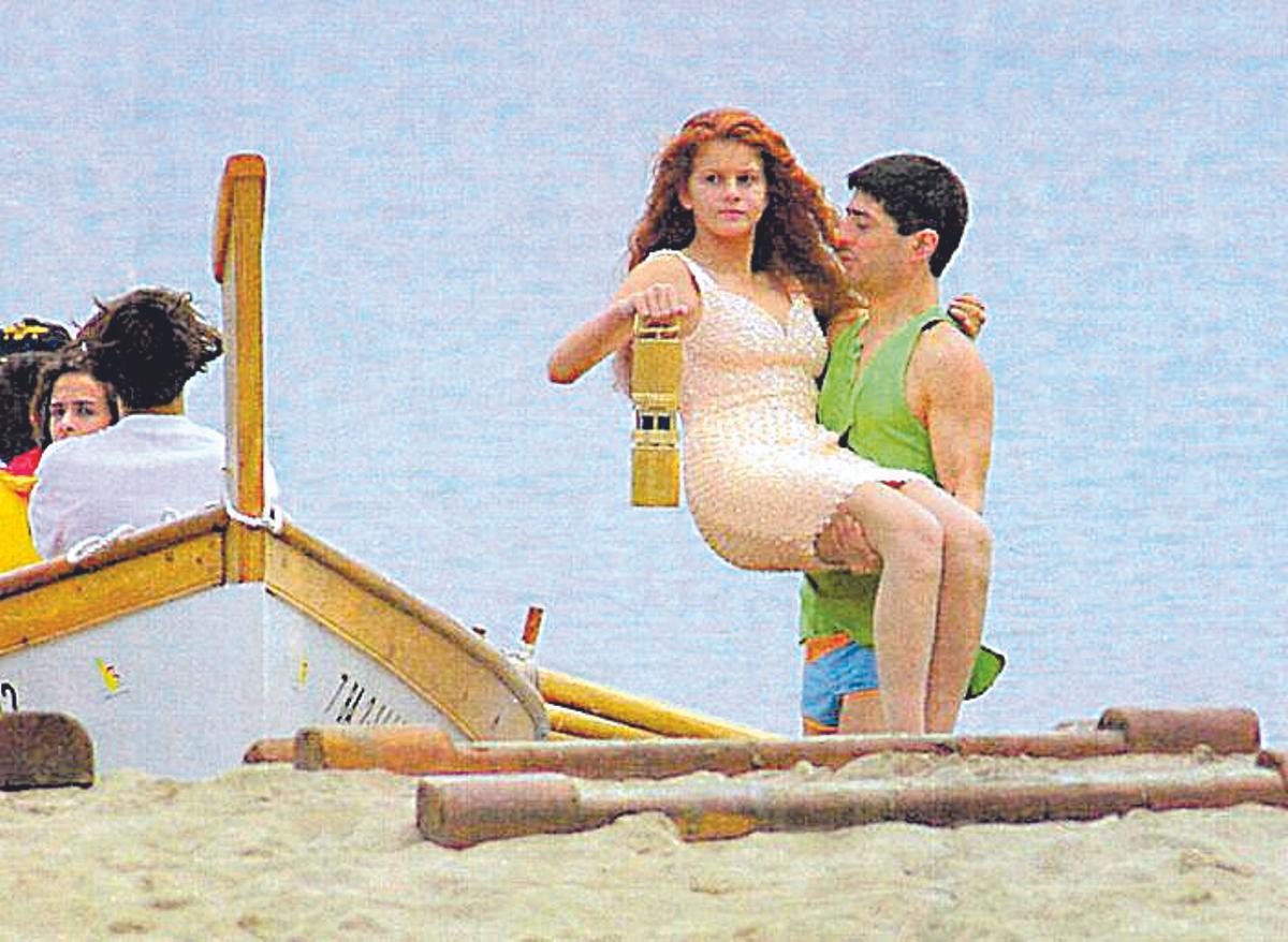 Llegada de la antorcha olímpica a la playa de Sant Martí dEmpúries a manos de la actriz Marián Aguilera, el 13 de junio de 1992.