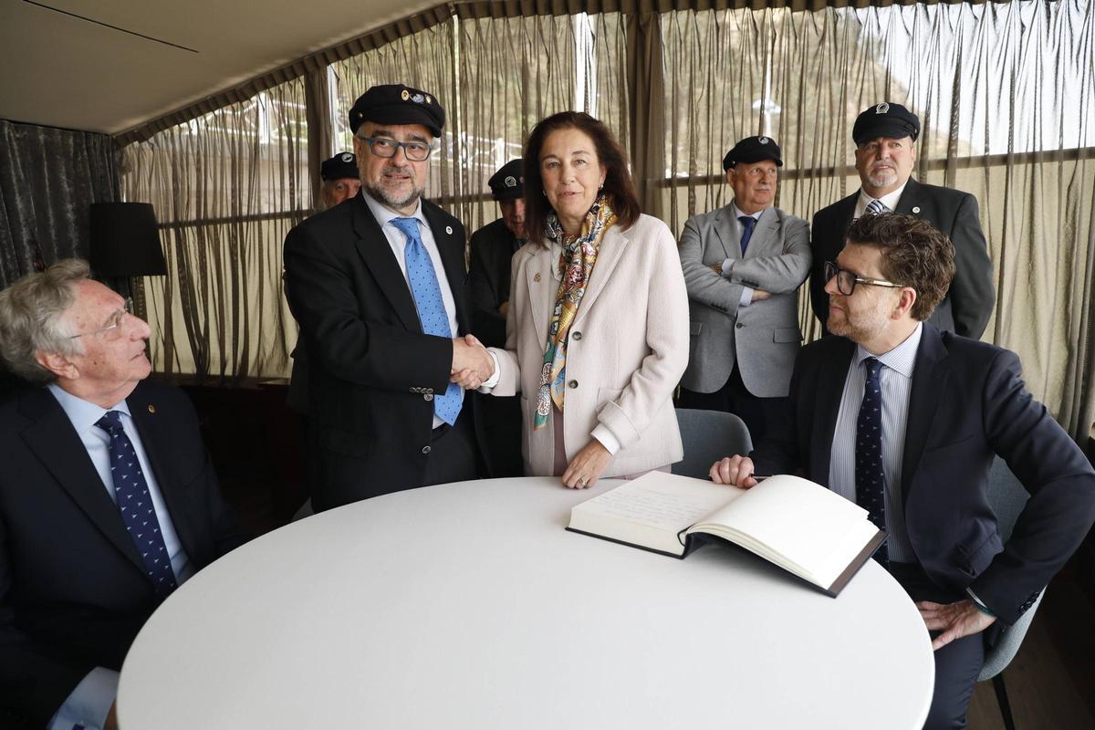 EN IMÁGENES: Así ha sido la entreda de la "Llámpara natural" a la empresa Alvargonzález Ership