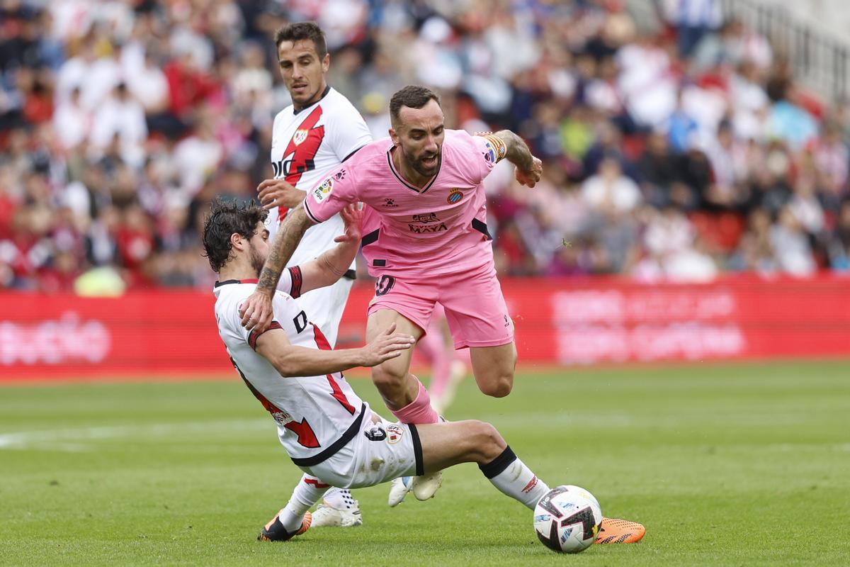 El centrocampista del Rayo Vallecano Santi Comesaña (i) disputa un balón con Sergi Darder (d), centrocampista del Espanyol, durante el partido de la jornada 35 de LaLiga Santander entre el Rayo Vallecano y el RCD Espanyol, este domingo en el estadio de Vallecas.