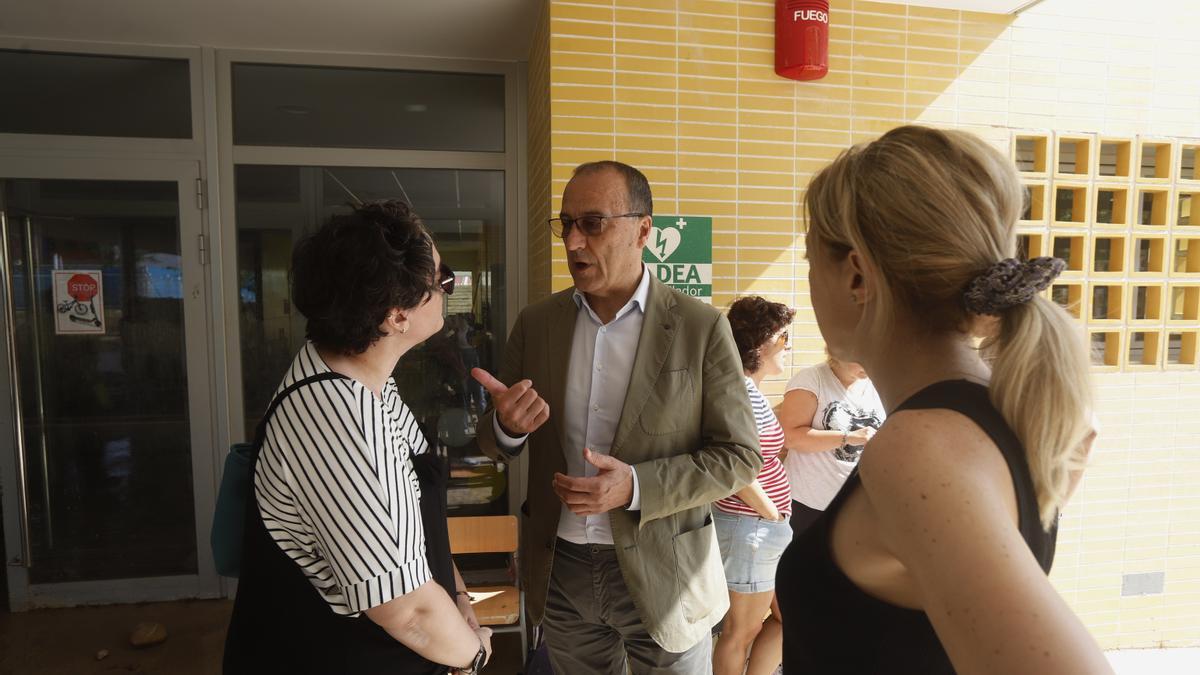 Felipe Faci charla con los padres del colegio María Zambrano, el pasado viernes, tras la tormenta. A TORMENTA