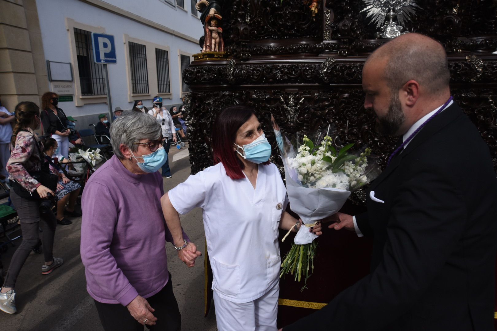 El Nazareno recoore las calles de su barrrio camino de la carrera oficial