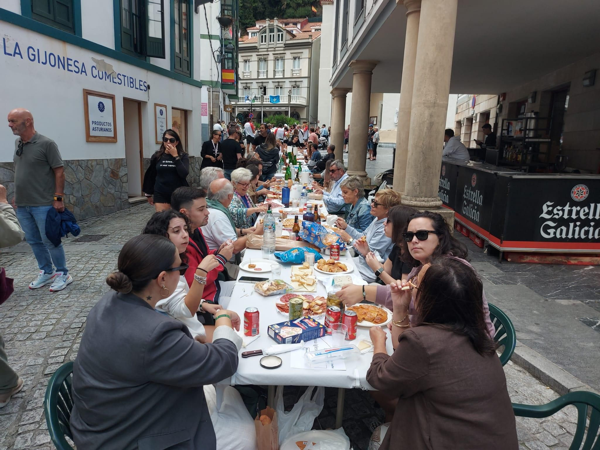 En imágenes: En imágenes: Más de 1.200 personas participan en la tercera comida en la calle de Cudillero