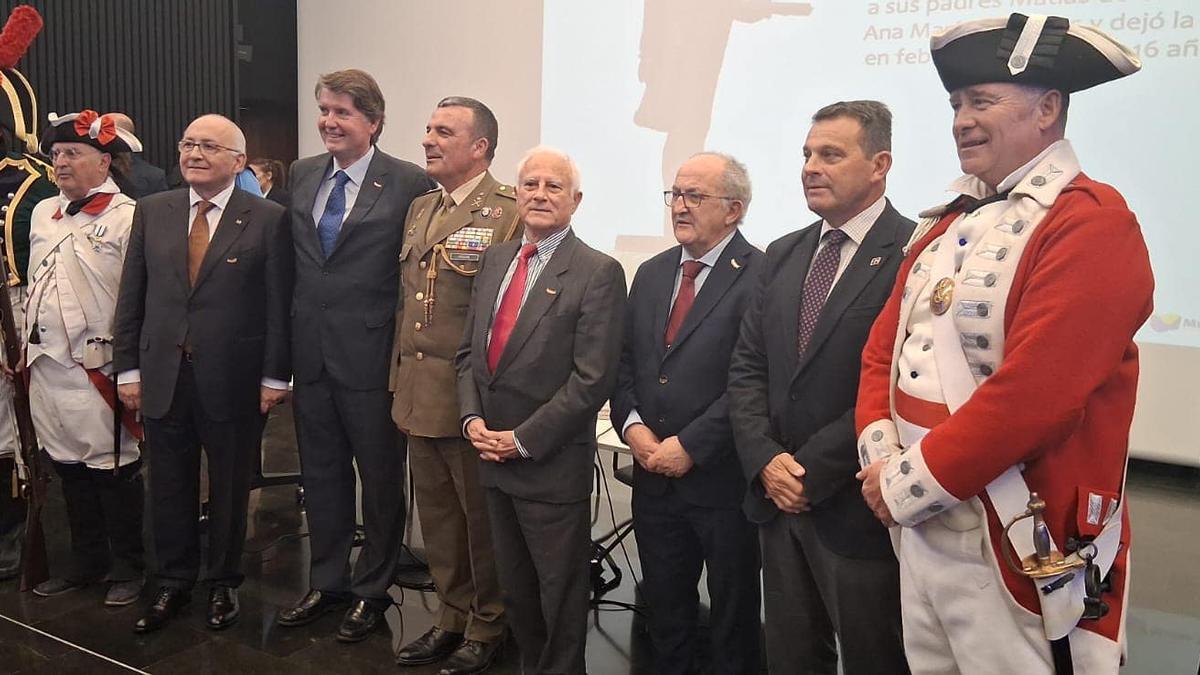 Carlos Cólogan, cuarto por la izquierda, con Manuel Olmedo en la presentación de su libro, el 6 de febrero en el Espacio Mutua Tinerfeña de La Laguna, Tenerife.