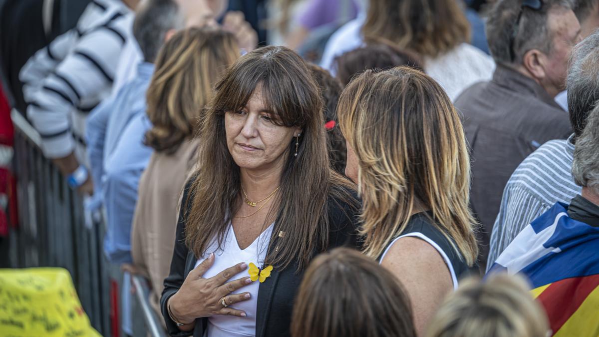 Más de 60.000 personas, según la organización, se citan bajo el Arc de Triomf de Barcelona para reivindicar el 1-O Abucheos a Forcadell y Rovira y aclamación a Puigdemont en el acto convocado por el Consell per la República