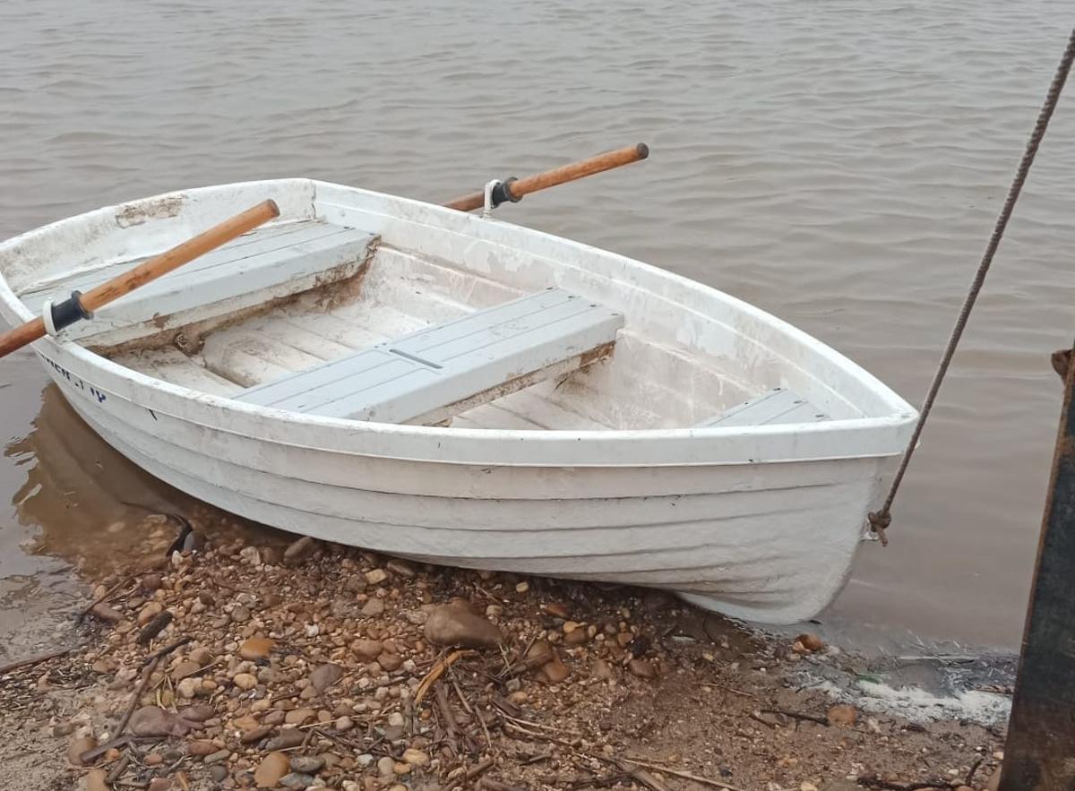 La barca que utiliza el ganadero para desplazarse.