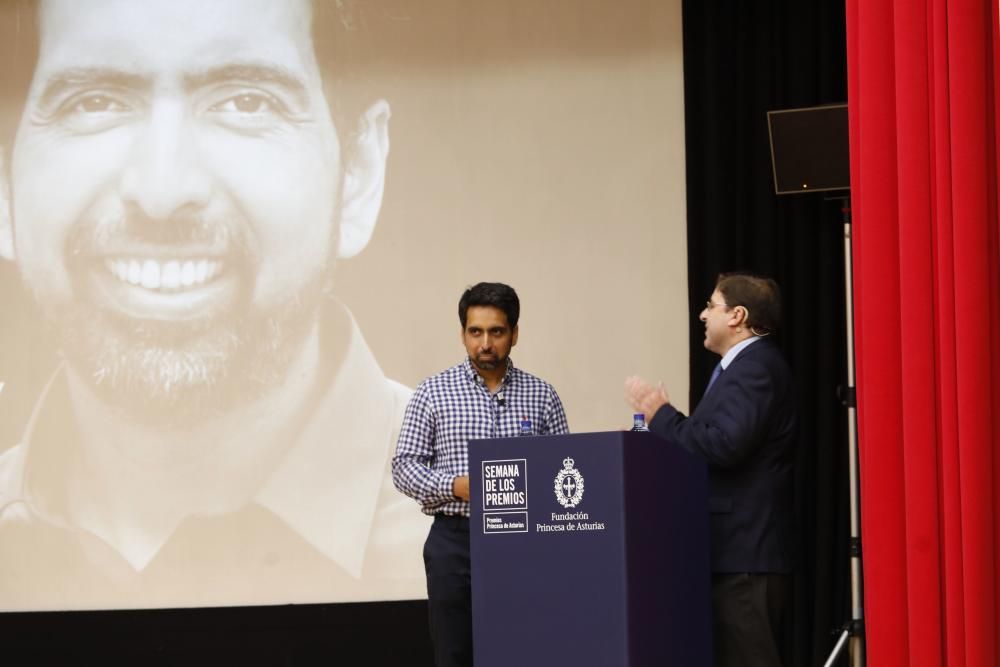Premios Princesa de Asturias: Salman Khan muestra su método matemático en Gijón