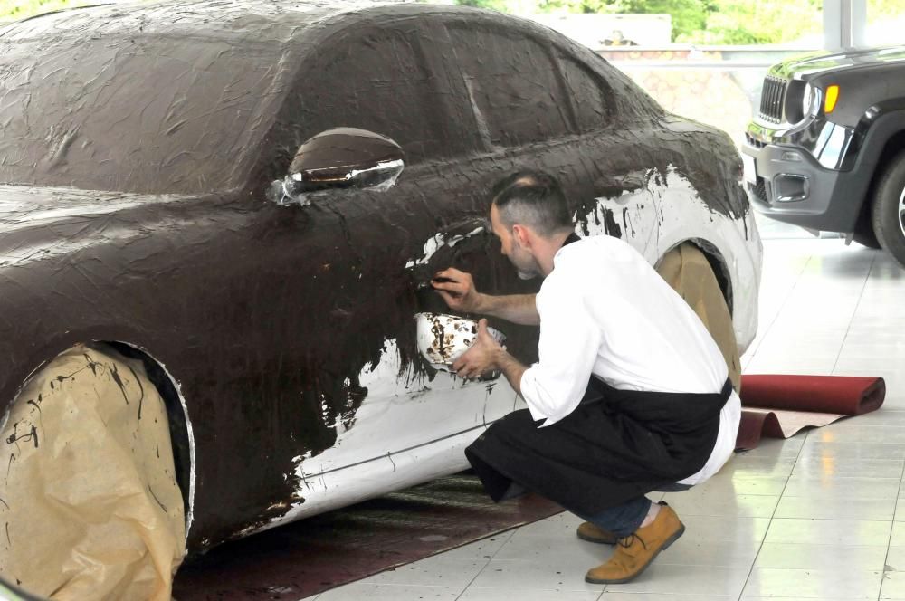 El pastelero Toño Argüelles cubre de chocolate un coche