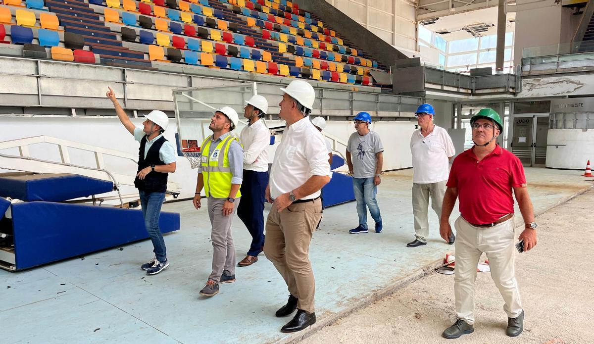 Visita de representantes vecinales de Argana Alta a las obras del Pabellón de Deportes del bario de Arrecife, Lanzarote.