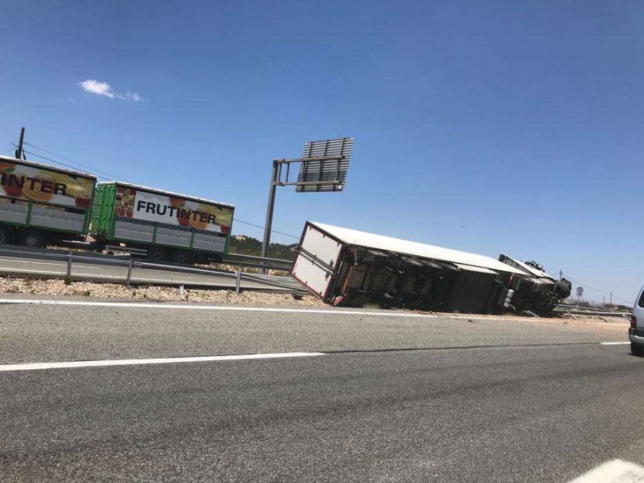 Un herido en el vuelco de su camión en la autovía A-31 a la altura de Sax