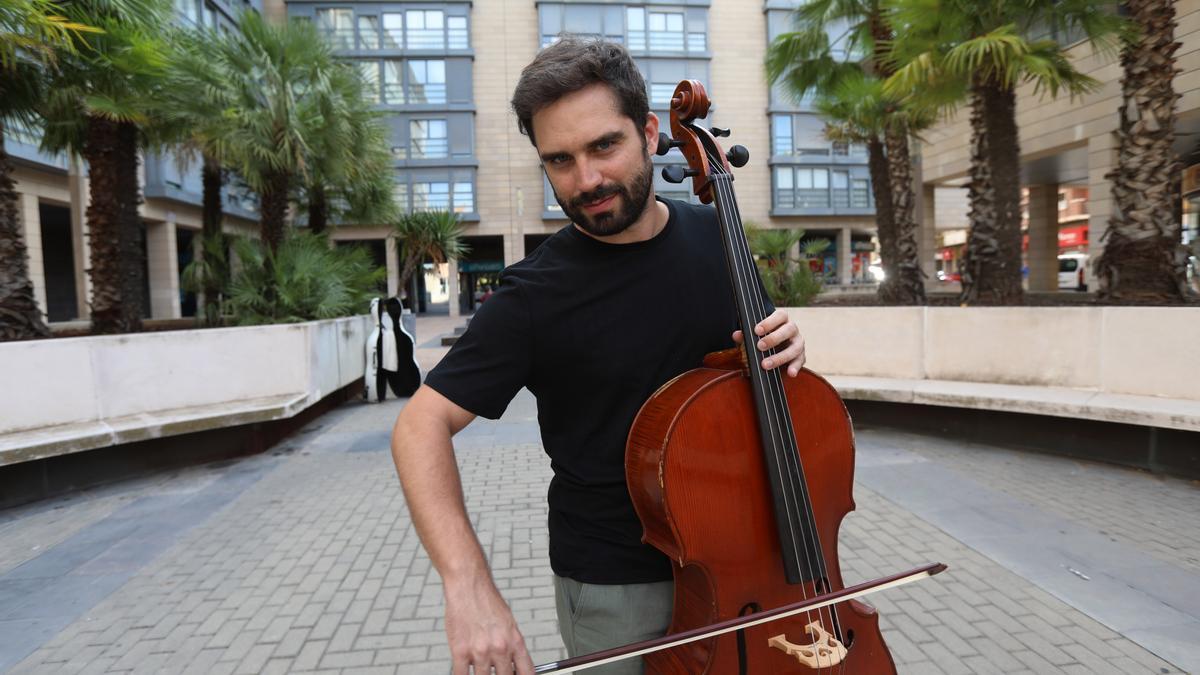 Roberto Miranda se ha convertido en una celebridad en las redes sociales gracias a sus versiones, al violonchelo, de las canciones más escuchadas.