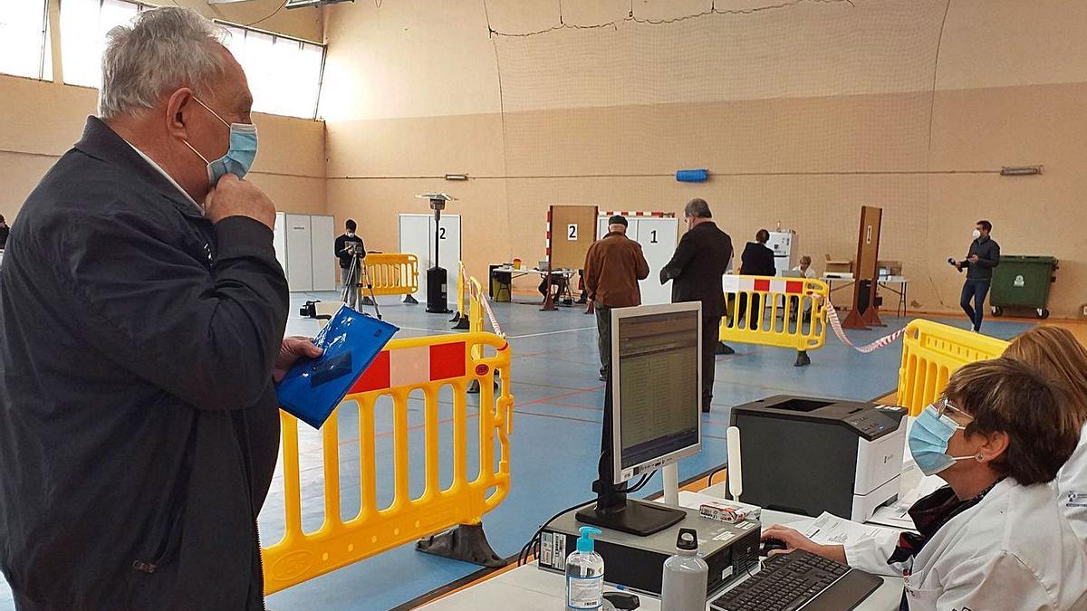 Un vecino, aportando la documentación para vacunarse en el polideportivo de El Entrego hace unas semanas.