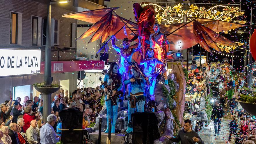 Más de siete minutos de pirotecnia y el color de las carrozas para el último día de las Fiestas de Benidorm