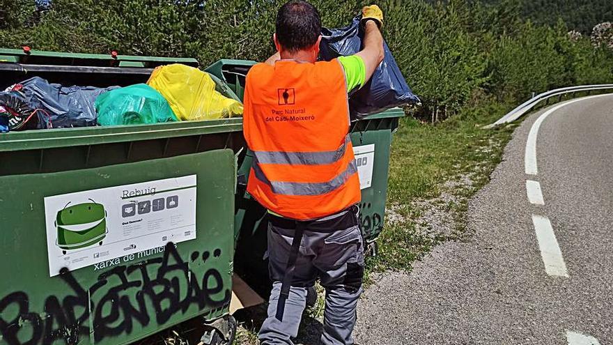 Un membre de la brigada del parc treu la brossa | PARC DEL CADÍ