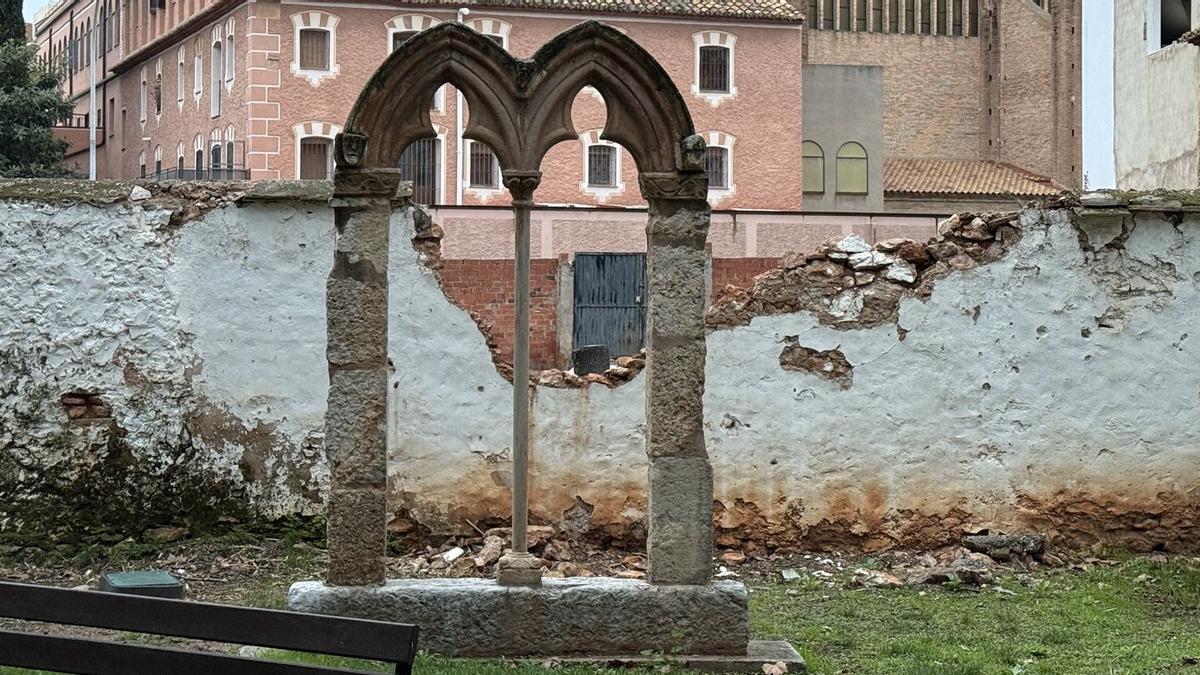 Imatge del mur que cerca el jardí del muesu de la Casa de Polo i que, en una part, s’ha esfondrat.