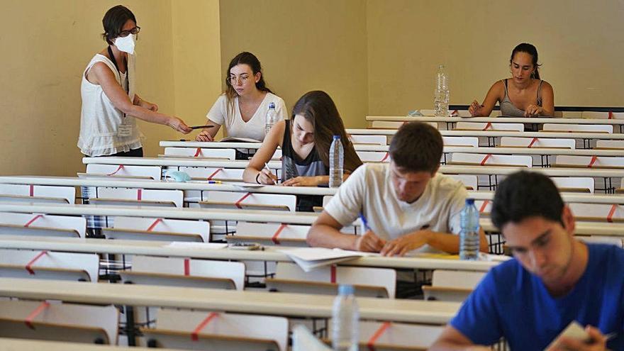 Estudiants fent les proves d&#039;accés a la Universitat a la Facultat de Dret de la UdG