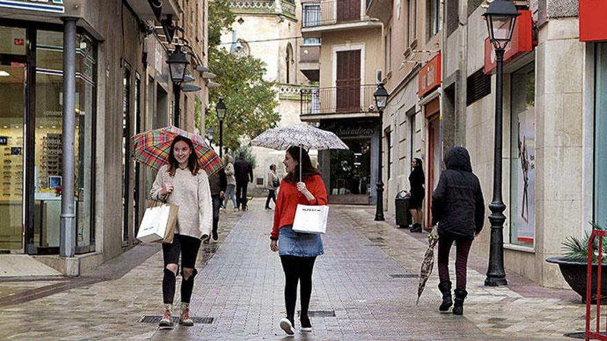 Shopping-Spaß trotz Nieselregens: Das Zentrum von Manacor bietet Einkaufswilligen zahlreiche Geschäfte und weniger Rummel und Stress als das überfüllte Palma de Mallorca.