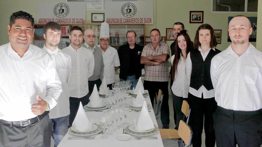 Foto de familia de la nueva promoción formada en la Agrupación de Camareros de Gijón.