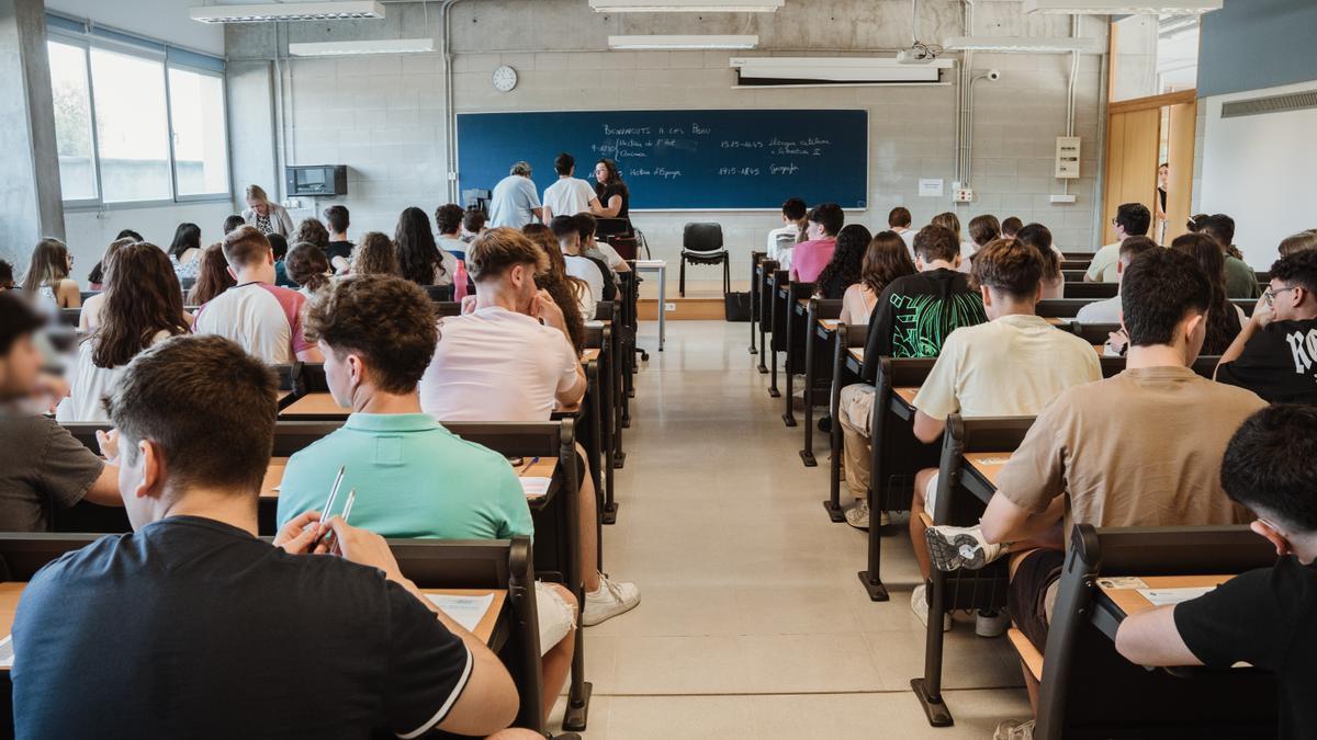 Los alumnos de Baleares durante un examen de Selectividad en la UIB, imagen de archivo