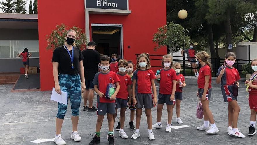 Niños acuden a las instalaciones del colegio a sus entrenamientos, todos con mascarilla.