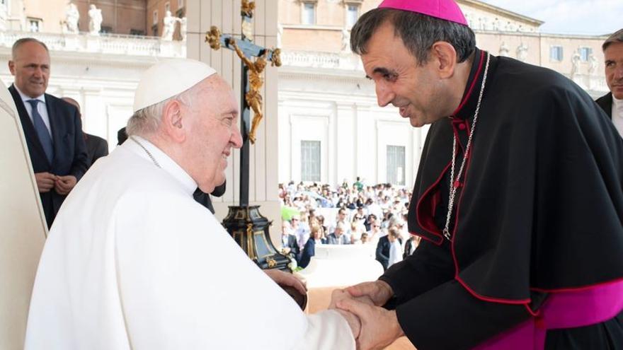 El papa saluda al futuro obispo de la diócesis de Plasencia.