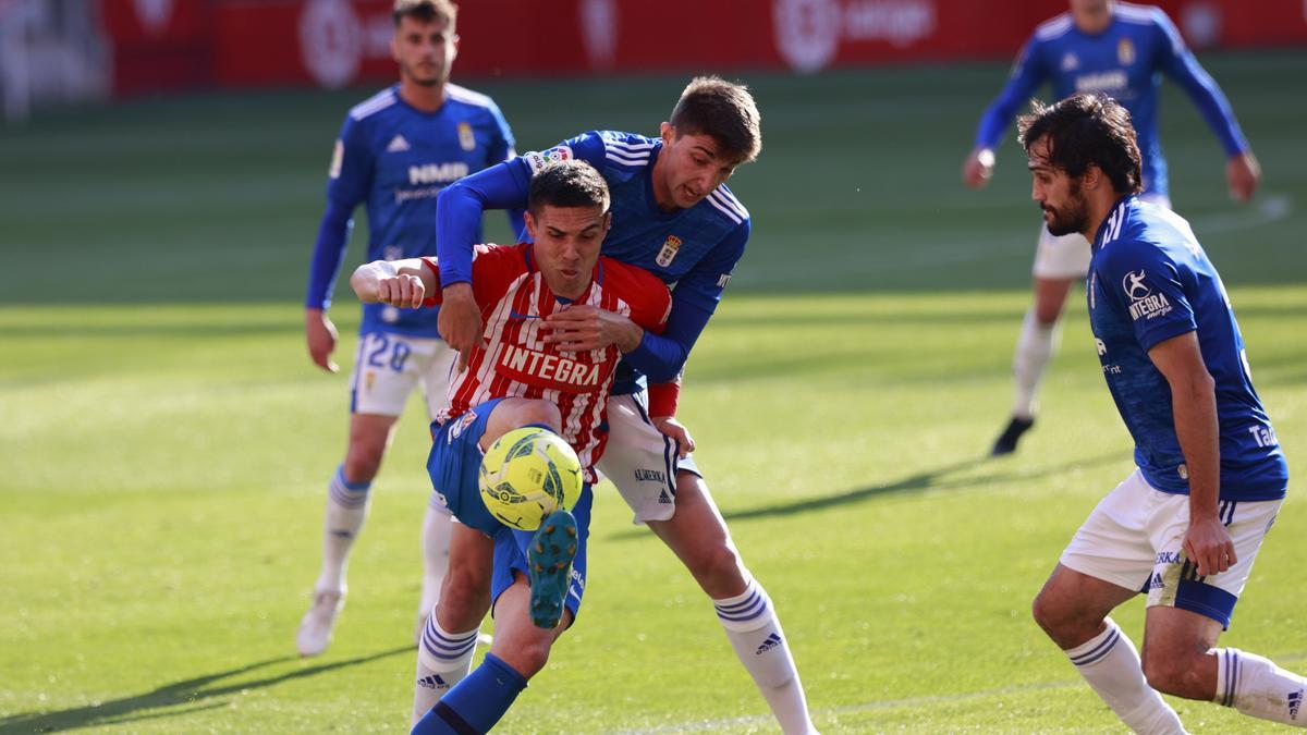 Djuka intenta proteger un balón encimado por varios jugadores del Oviedo