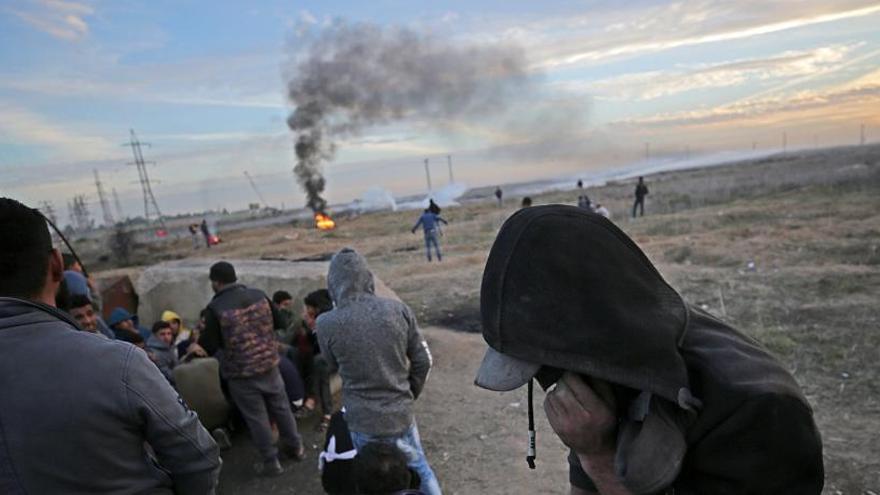 Manifestantes palestinos en Gaza, cerca de la frontera israelí.