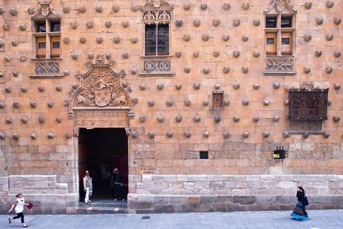 Fachada de la Casa de las Conchas de Salamanca.