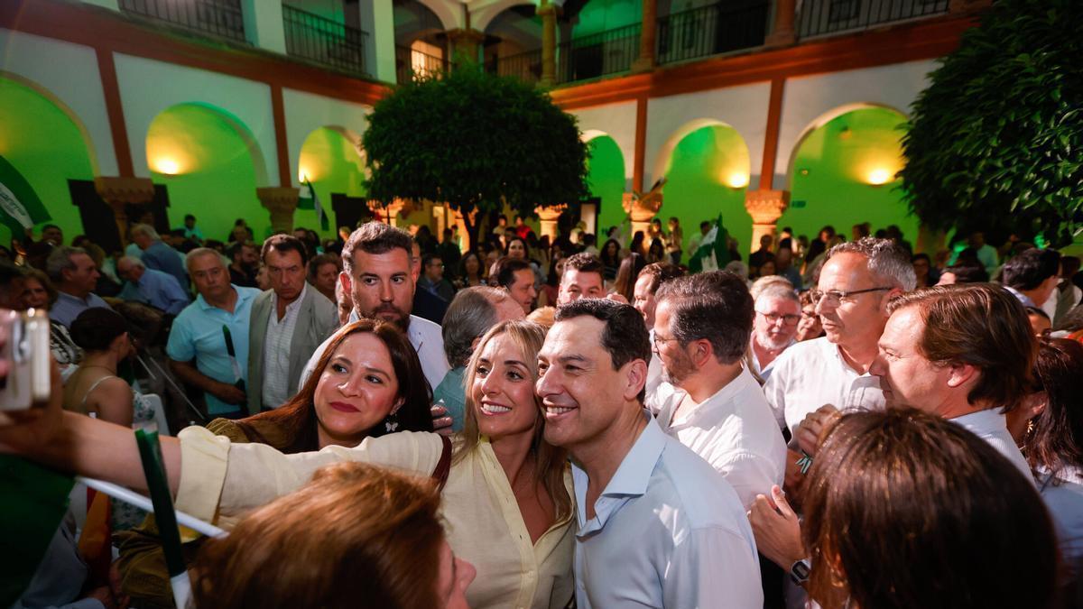 El candidato del PP Juanma Moreno, en el mítin que abrió la campaña en en Palma del Río