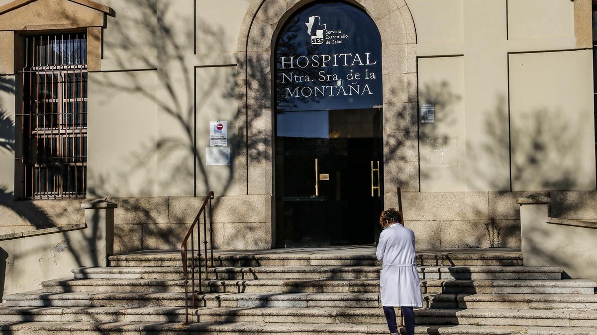 Imagen de la entrada principal del Hospital Virgen de la Montaña de Cáceres.