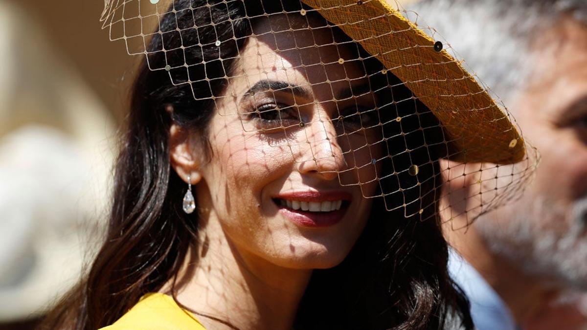 Amal Clooney vuelve a apostar por el amarillo